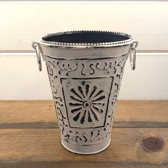 Upcycled Hand Painted Metal Distressed Daisy Vase - Picture 4 of 7